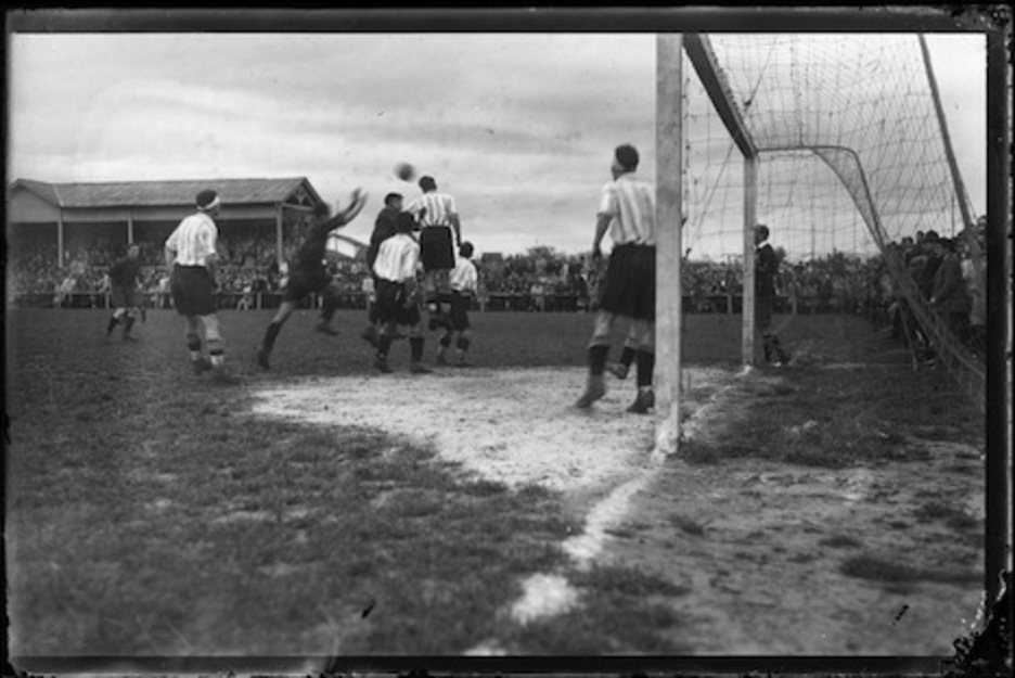 Disputa de un balón ante la portería del Alavés en el partido que los gasteiztarras jugaron contra Osasuna en Iruñea en abril de 1930. (José GALLE/FOTOTECA DE NAFARROA)