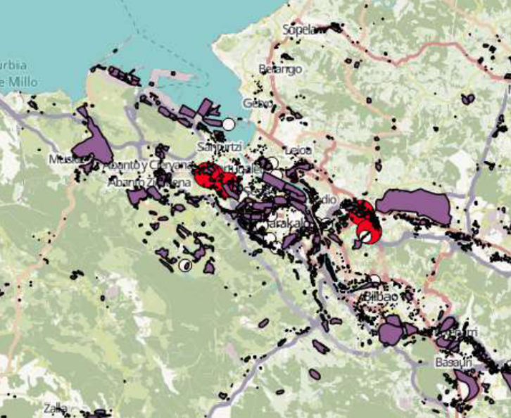 En morado, suelos contaminados, en rojo, superaciones de la norma de calidad ambiental de HCH. (EKOLOGISTAK MARTXAN)