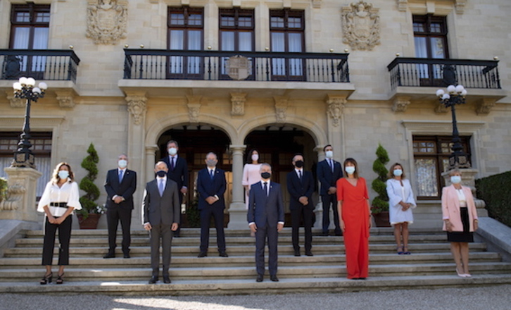El nuevo gobierno de coalición, en la fotografía oficial del día de su constitución. (Raúl BOGAJO/FOKU)