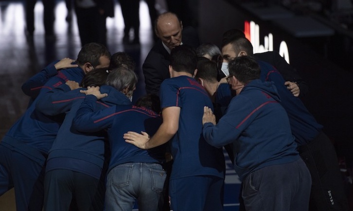 Piña del Baskonia antes de un partido (Raúl BOGAJO / FOKU)