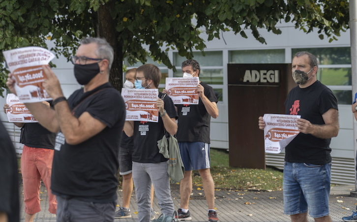 Protesta de trabajadores del Metal frente a la sede de Adegi. (Andoni CANELLADA/FOKU)