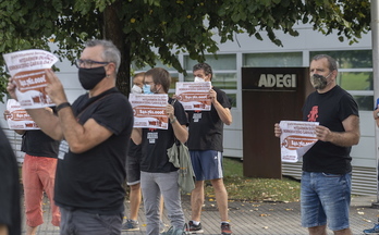 Protesta de trabajadores del Metal frente a la sede de Adegi. (Andoni CANELLADA/FOKU)