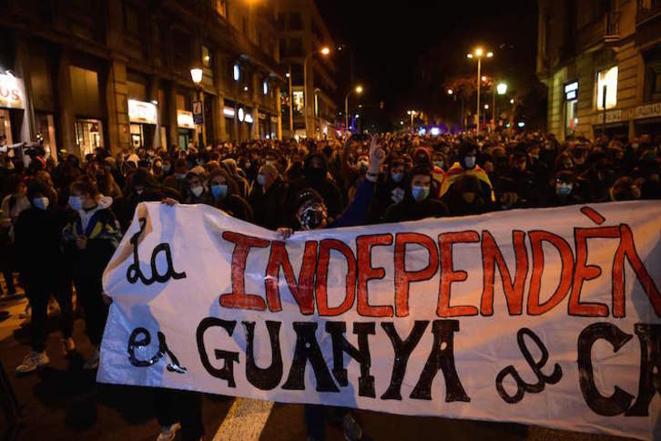 Independentistas movilizados tras la pancarta con el lema ‘La independencia se gana en la calle’. (Lluís GENÉ/AFP)