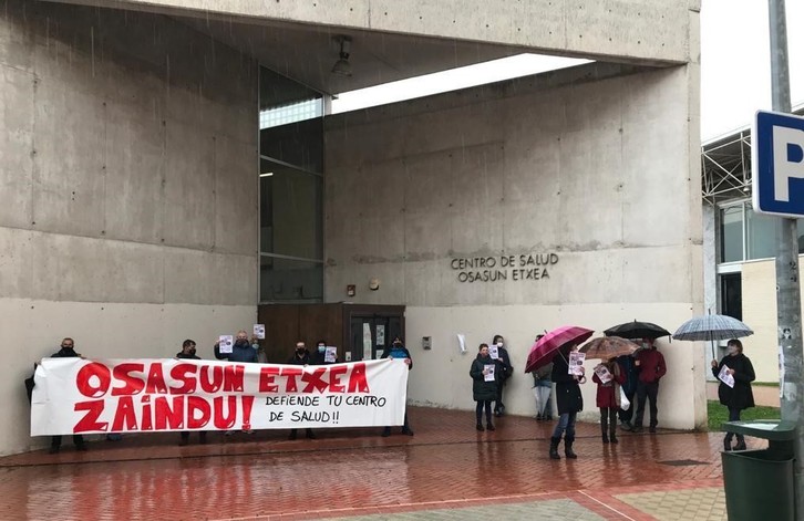 Concentración ante el centro de salud de Mendillorri, el miércoles. (@LABNafarroa)