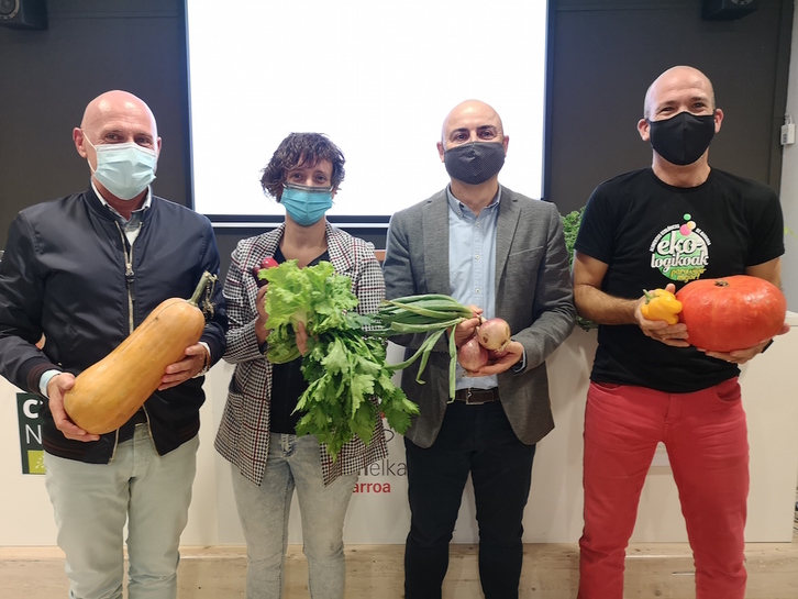 Ekimena bultzatzen duten erakunde eta taldeen ordekariak, gaur Iruñean.