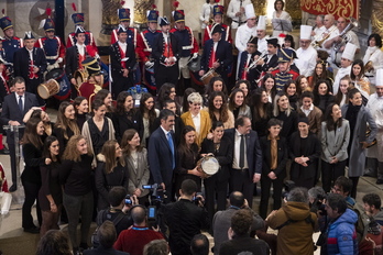 Los equipos femeninos de fútbol y hockey hierba de la Real Sociedad recibieron el Tambor de Oro el pasado enero. (Jon URBE / FOKU)