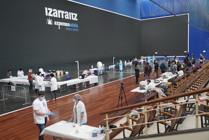 Cribado en Azpeitia, que ha comenzado hoy en el frontón Izarraitz. (Andoni CANELLADA | FOKU)