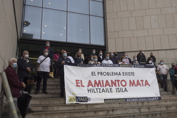 Concentración de Asviamie en un juicio celebrado en Donostia el mes pasado. (Juan Carlos RUIZ / FOKU)