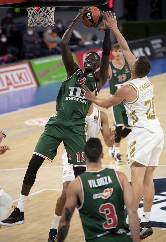 Gogortasuna lehenengo mementotik behar du Baskoniak, iritzi diote bai Ilimane Diopek bai Dusko Ivanovicek. (Raul BOGAJO / FOKU)