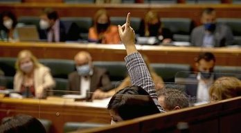 Parlamentaria del PNV indica a sus compañeros de grupo el sentido de una votación. (Raúl BOGAJO/FOKU)