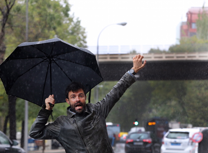 Aitor Merino posa frente al puente de la Castellana de Madrid, donde sucede una de las escénas más icónicas de la película. (J. DANAE / FOKU)