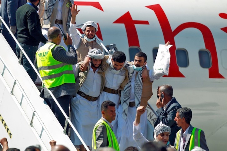  Prisioneros huthies intercambiados bajan del avión en Sanaa. (Mohammed HUWAIS/AFP) 