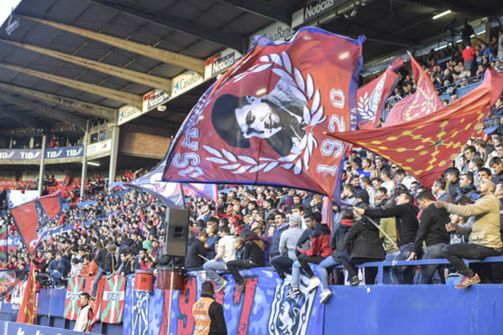 Aficionados de Osasuna en Graderío Sur, con la efigie de Eladio Zilbeti, fusilado por los franquistas. (NAIZ)