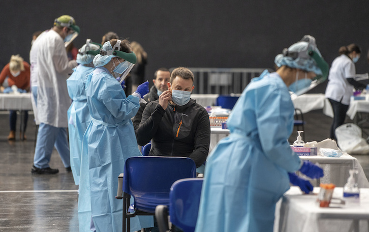 Cribado masivo en Azpeitia, que ha deparado 27 positivos ayer. (Andoni CANELLADA | FOKU)