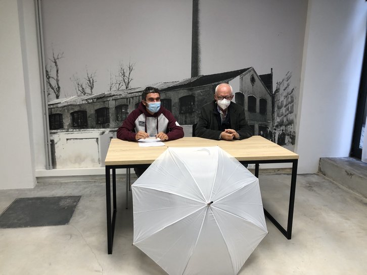 Joseba Azkarraga eta Inaxio Oiartzabalek eman dituzte mobilizazioaren inguruko zehaztapenak. (SARE)