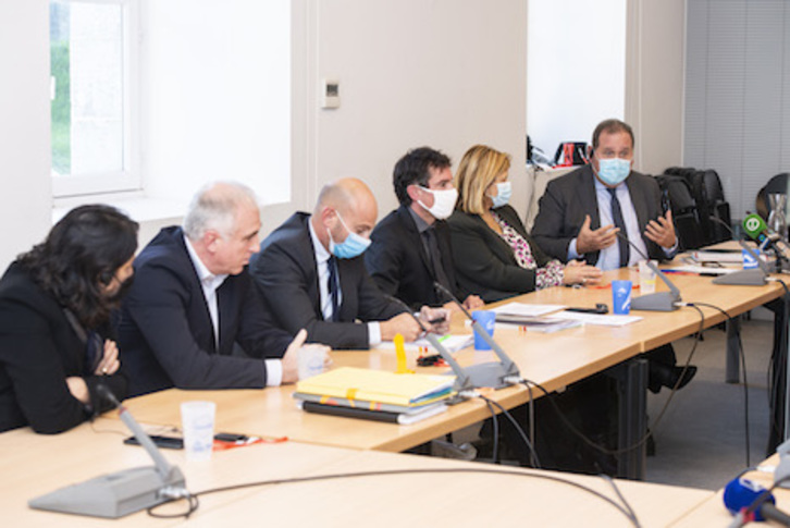 EEPren biltzarra amaitu ostean Ipar Euskal Herriko ordezkari politiko esangutasuek eskaini zuten prentsaurrekoa. (Guillaume FAUVEAU)