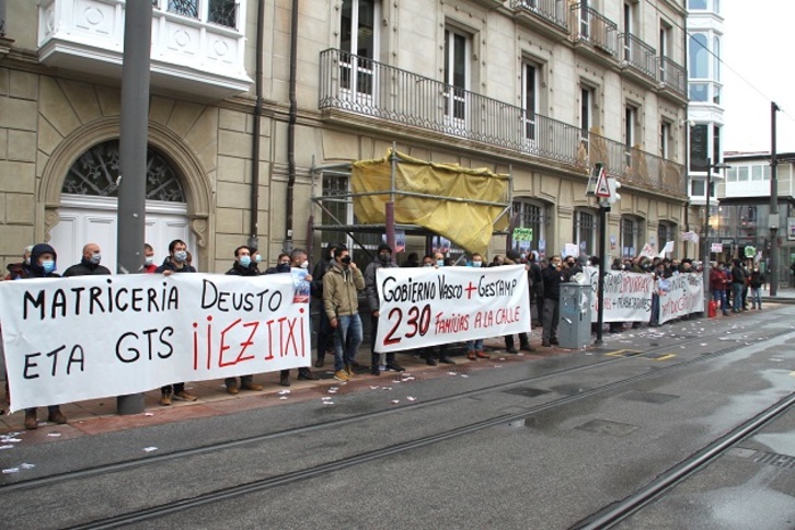 Protesta de trabajadores y trabajadoras de Matricerías Deusto y GTS ante el Parlamento de Gasteiz. (@LABsindikatua)