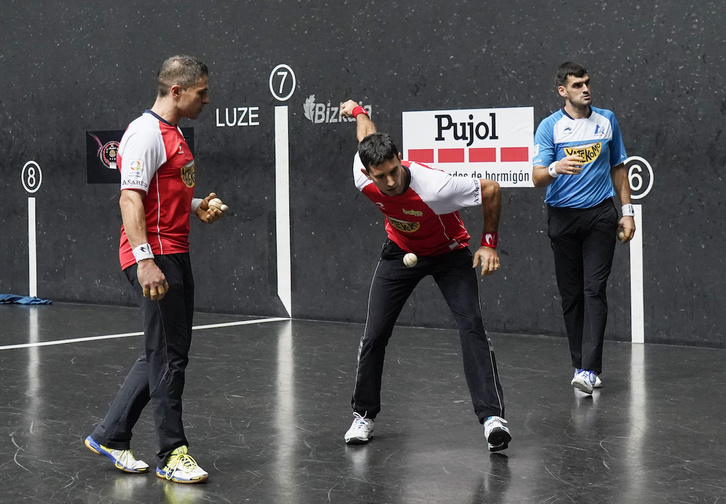 Olaizola II, Urrutikoetxea y Ezkurdia, durante la selección de material. (Marisol RAMIREZ / FOKU)