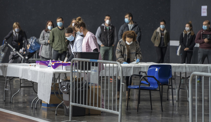 Cribado en Azpeitia, donde la tasa de positivos roza el millar por cien mil habitantes. (Andoni CANELLADA/FOKU)