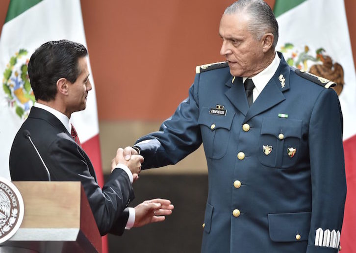 Apretón de manos entre Peña Nieto y Cienfuegos. (Omar TORRES/AFP)