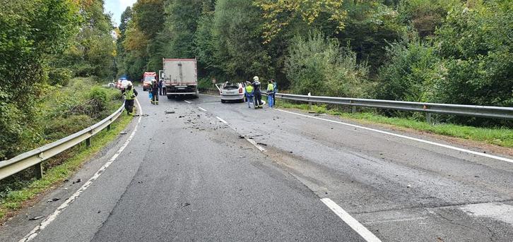 Un conductor ha muerto tras chocar con un camión a la altura de Amaiur. (@Bomberos_na)