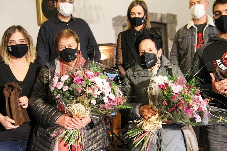 Familiares de los homenajeados, durante el acto. (ARRASATEKO UDALA)