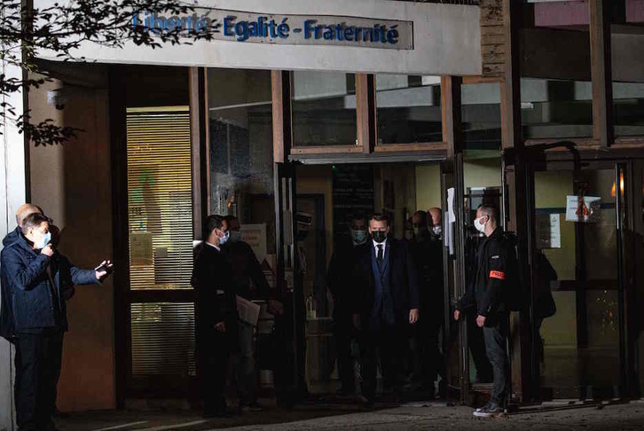 Macron se dirige a los medios tras visitar el instituto en el que se registró la decapitación. (Abdulmonam EASSA-POOL/AFP)