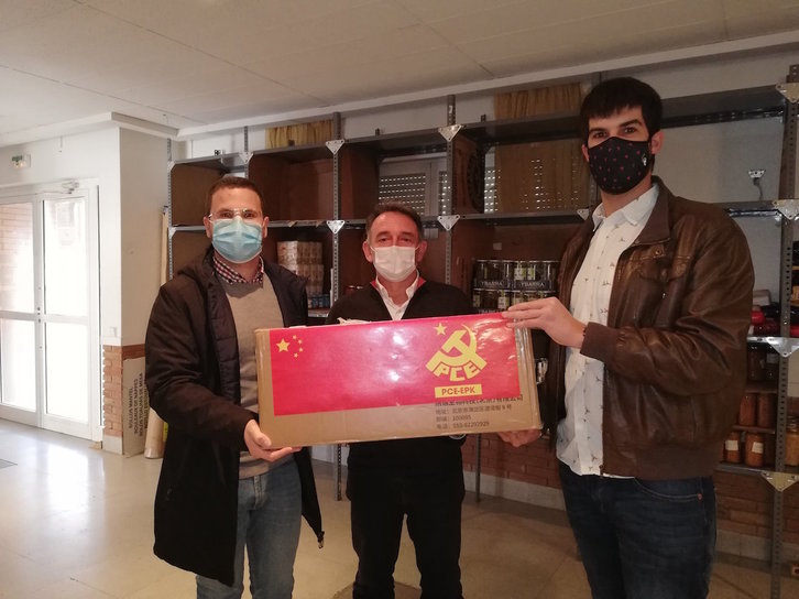 Entrega de las mascarillas del Partido Comunista chino al Banco de Alimentos de Castejón. (@EPKPCENavarra)