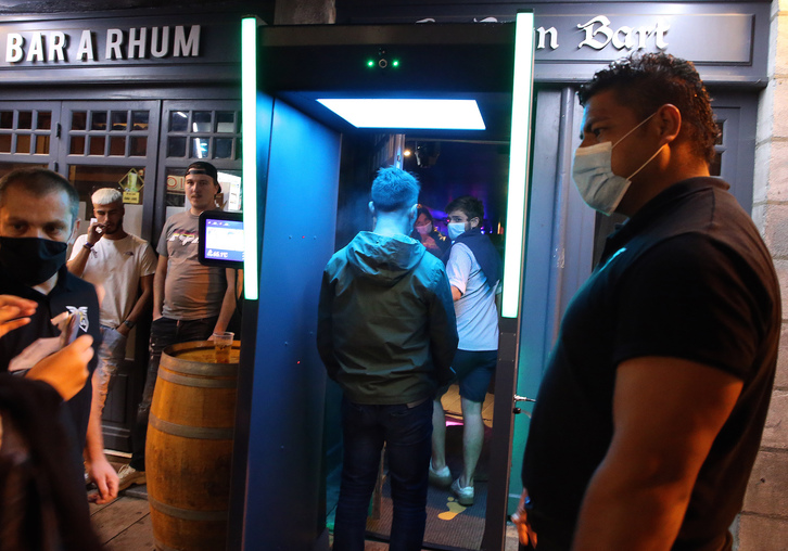 Pórtico para tomar temperatura a los clientes que acceden a un bar en Baiona. (Bob EDME)