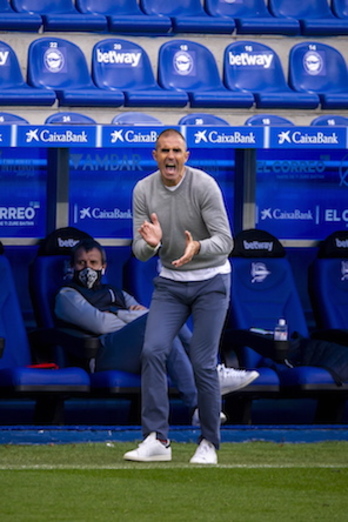 Jugadores del Athletic al inicio del derbi en Mendizorrotza. (@AthleticClub)