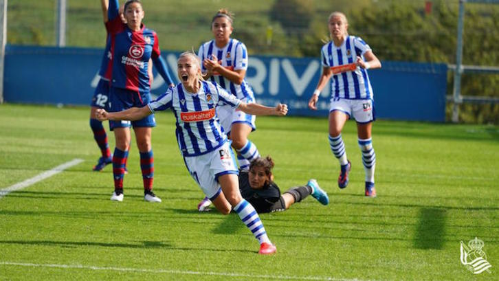 Bárbara Latorre celebra el gol del empate. (Real Sociedad)