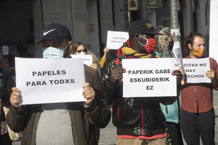 Concentración frente a la sede del Gobierno español en Nafarroa. (Jagoba MANTEROLA/FOKU)