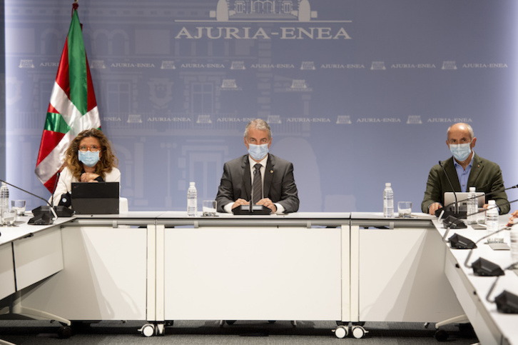 Iñigo Urkullu, flanqueado por los consejeros Gotzone Sagardui y Josu Erkoreka, en la reunión del LABI. (Raul BOGAJO/FOKU)