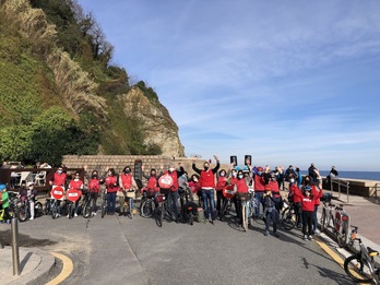 Imagen de la marcha de bicis contra la pobreza celebrada este sábado en Donostia. (@0PobreziaDonos)