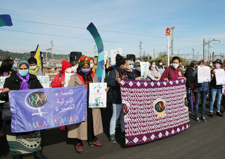 Euskal Herriko Emakumeon Mundu Martxak, prentsaurrekoa eskaini du gaur Hendaia eta Irun arteko Santiago zubian. (Bob EDME)