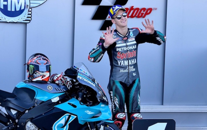 Quartararo celebra su pole en el circuito de Alcañiz (Jose JORDAN / AFP)