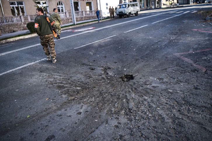 Impacto de un proyectil en la ciudad de Stepanakert. (Aris MESSINIS/AFP)