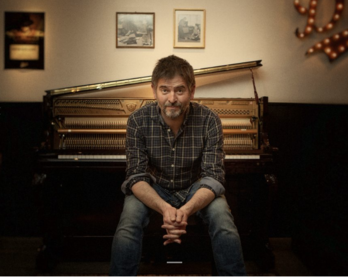 Mikel Urdangarin, lehenengo aldiz bakarrik pianoarekin oholtzan. (LORALDIA)