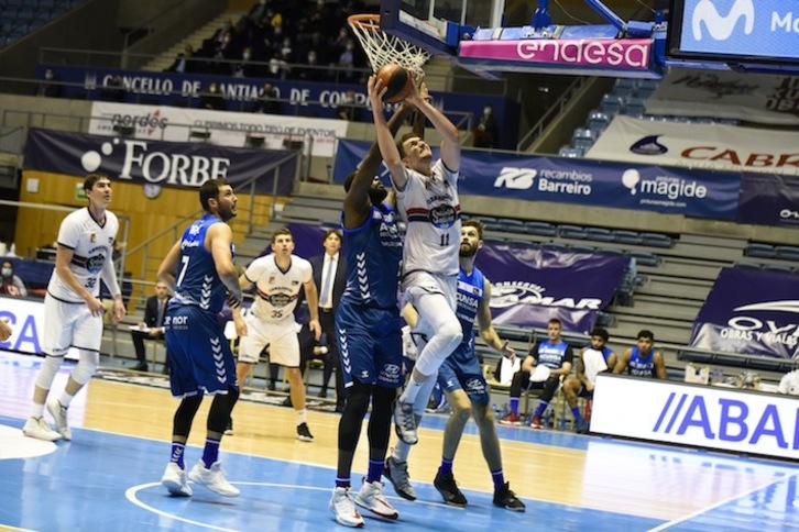 La defensa de Gipuzkoa Basket no ha hallado la manera de frenar al pívot lituano Birutis. (A. BAÚLDE / ACB PHOTO)