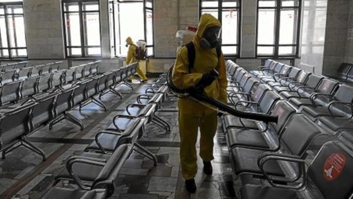 Trabajadores del Ministerio de Emergencias de Rusia desinfectan la estación de tren de Yaroslavski, en Moscú. (Kiril KUORIANTSEV/AFP)