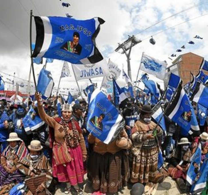 Seguidores del MAS reivindican a Evo Morales en un acto electoral en El Alto. (Aizar RALDÉS/AFP)