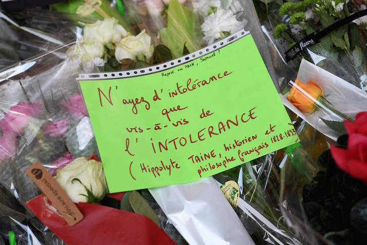 Un mensaje colocado entre las muestras de condolencia por el profesor decapitado. (Bertrand GUAY/AFP)