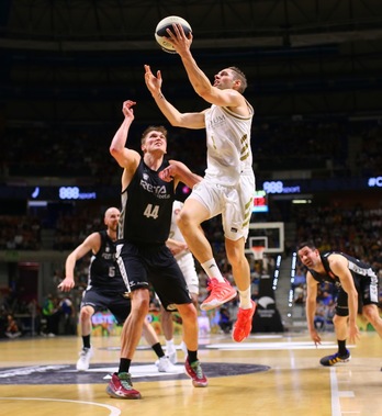 Fabien Causeur, positivo por covid-19, en el partido del año pasado en Miribilla. (ACB PHOTO)