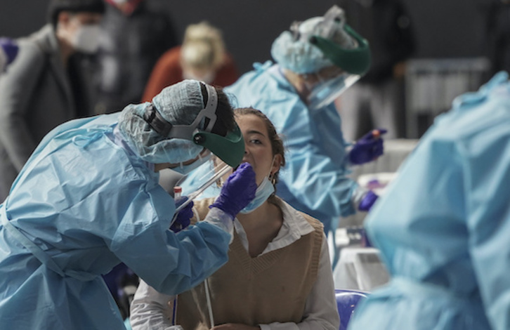 Sanitarios realizan pruebas PCR en Azpeitia. (Andoni CANELLADA/FOKU)