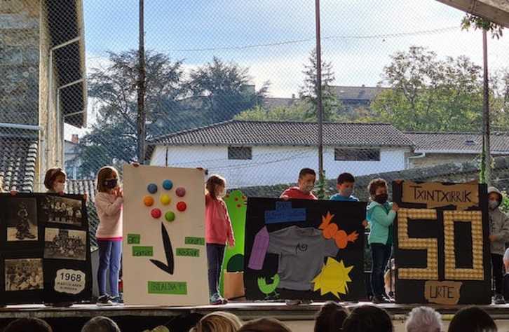 Ikastolako gazteak parte hartu dute agur ekitaldian. (IBILALDIA)