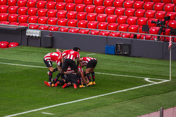 Jugadores del Athletic celebran el primer gol de Berenguer. (Aritz LOIOLA / FOKU)