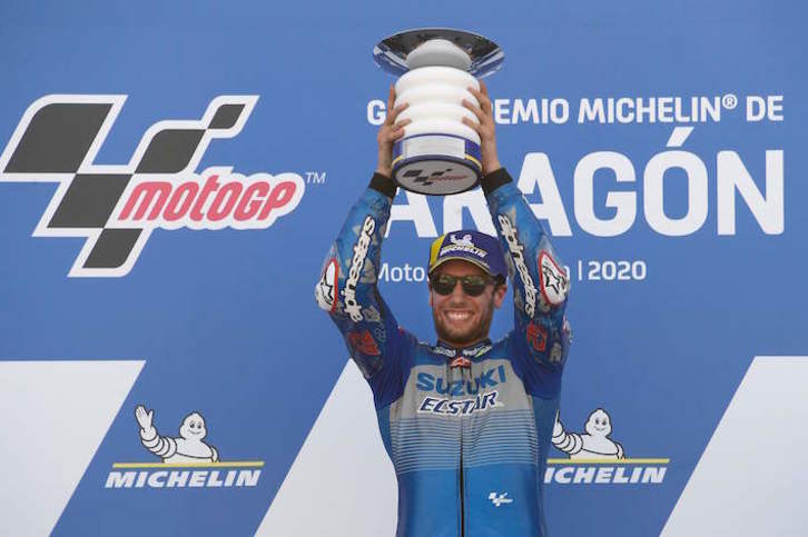 Alex Rins levanta su primer trofeo en MotoGP. (José JORDÁN/AFP)