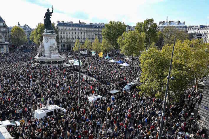 Manifestación en París tras el ataque a un profesor. (Bertrand GUAY/AFP)