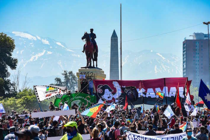 Manifestantes chilenos, en Plaza Dignidad. (Martin BERNETTI/AFP)