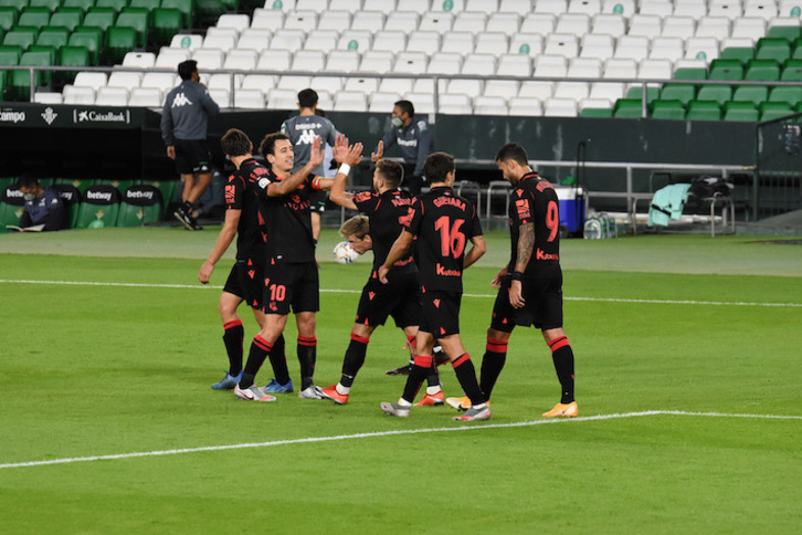 Oyarzabal y Portu, los dos goleadores, celebran el gol del murciano. (AGENCIA LOF)